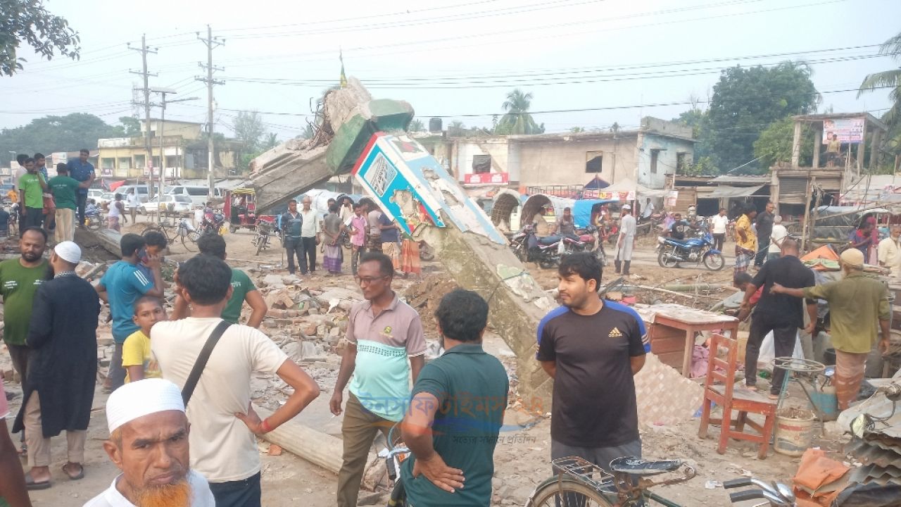 শ্যামনগরে চার রাস্তার মোড়ে ফের অবৈধ দোকানপাট উচ্ছেদ অভিযান।