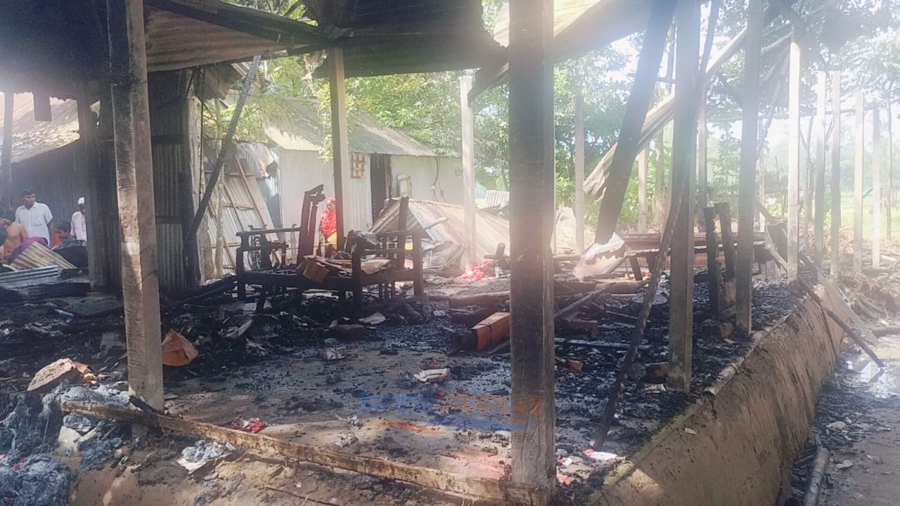 ভূল্লীতে বসতবাড়িতে অগ্নিকাণ্ড: একই পরিবারের ৪ ঘর ভস্মীভূত