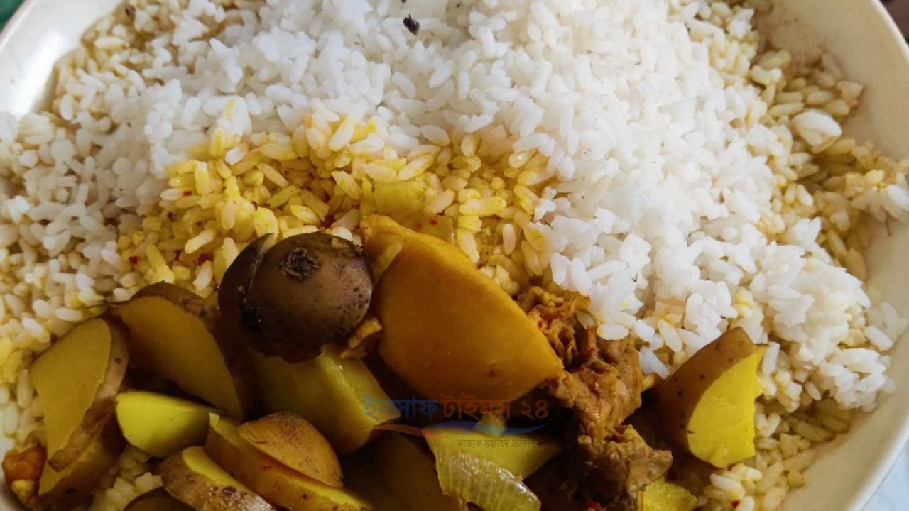 শ্যামনগরে সরকারি হাসপাতালের খাবারে অনিয়ম, পাতে শুধু আলু-ভাত।
