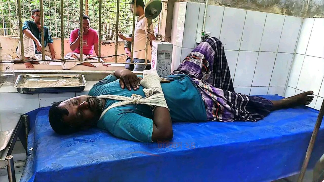 পোরশায় বসতবাড়ির দেয়াল প্লাস্টার নিয়ে সংঘর্ষ, নারীসহ আহত ৭