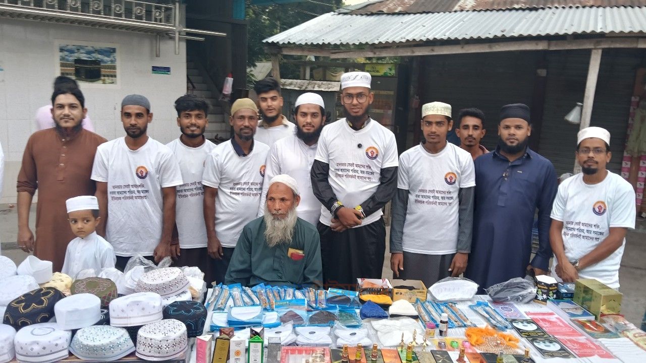 বরিশালে অসহায় আলেমকে ইসলামিক সামগ্রীর ব্যবসা প্রতিষ্ঠান উপহার দিল ‘পরিবর্তন মানবিক ফাউন্ডেশন’