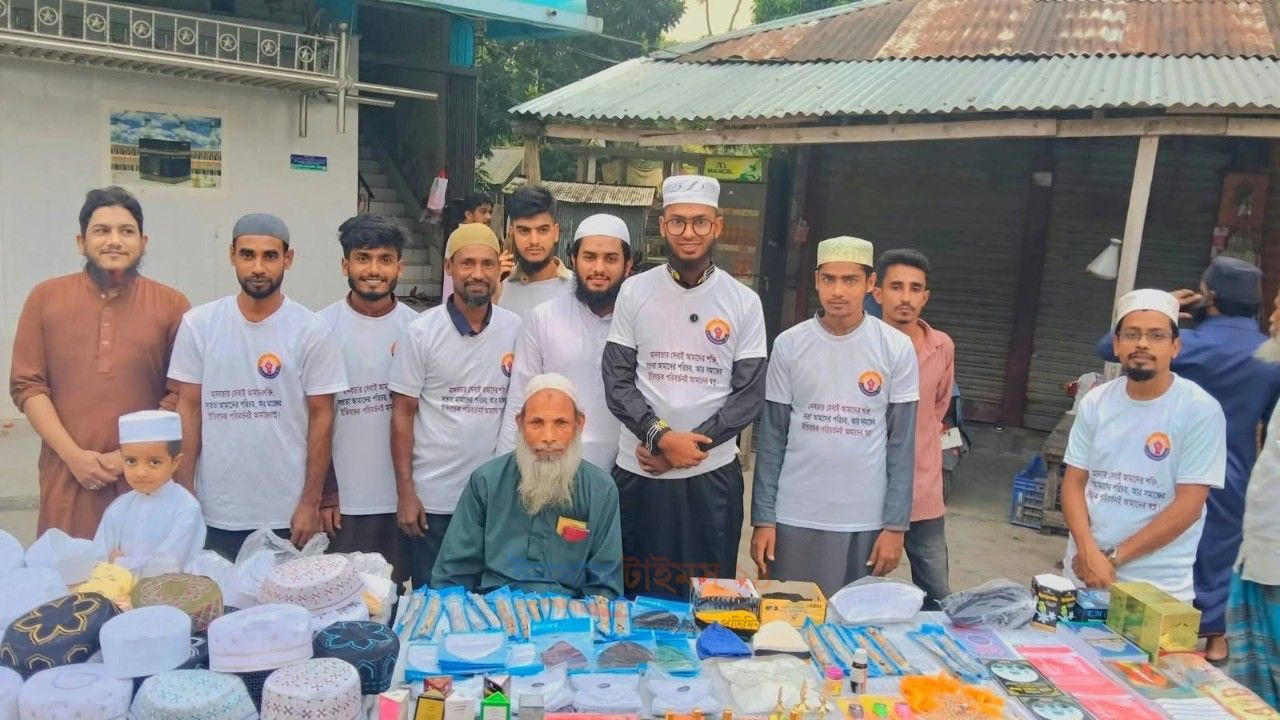 বরিশালে অসহায় আলেমকে ইসলামিক সামগ্রীর ব্যবসা প্রতিষ্ঠান উপহার দিল ‘পরিবর্তন মানবিক ফাউন্ডেশন