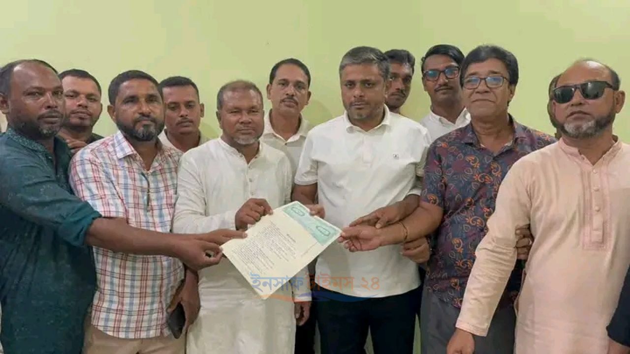 সারের ডিলারশিপ নেতাকর্মীদের মাঝে বণ্টন করে অনন্য নজির গড়া হলো চরফ্যাশনে: প্রশংসায় ভাসছেন যুবদল নেতা রাসেল।