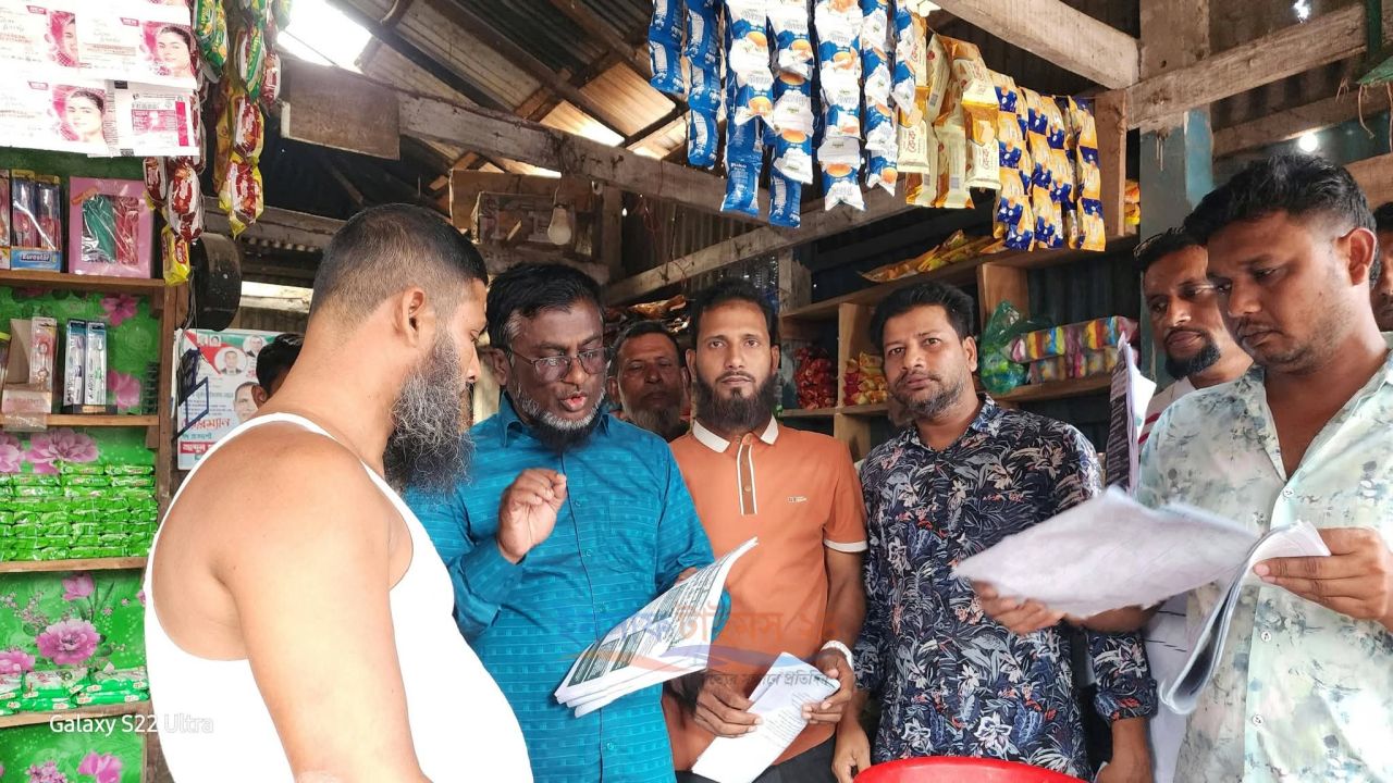 মনপুরায় স্বেচ্ছাসেবক দলের উদ্যোগে তেল, গ্যাস ও বিদ্যুৎ সংকট নিয়ে লিফলেট বিতরণ