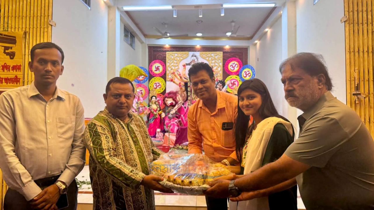 সিরাজগঞ্জ সদর উপজেলার ১৬টি পূজামণ্ডপ পরিদর্শন করেন বিজ্ঞ জেলা ম্যাজিস্ট্রেট জনাব মোঃ আমিনুল ইসলাম।