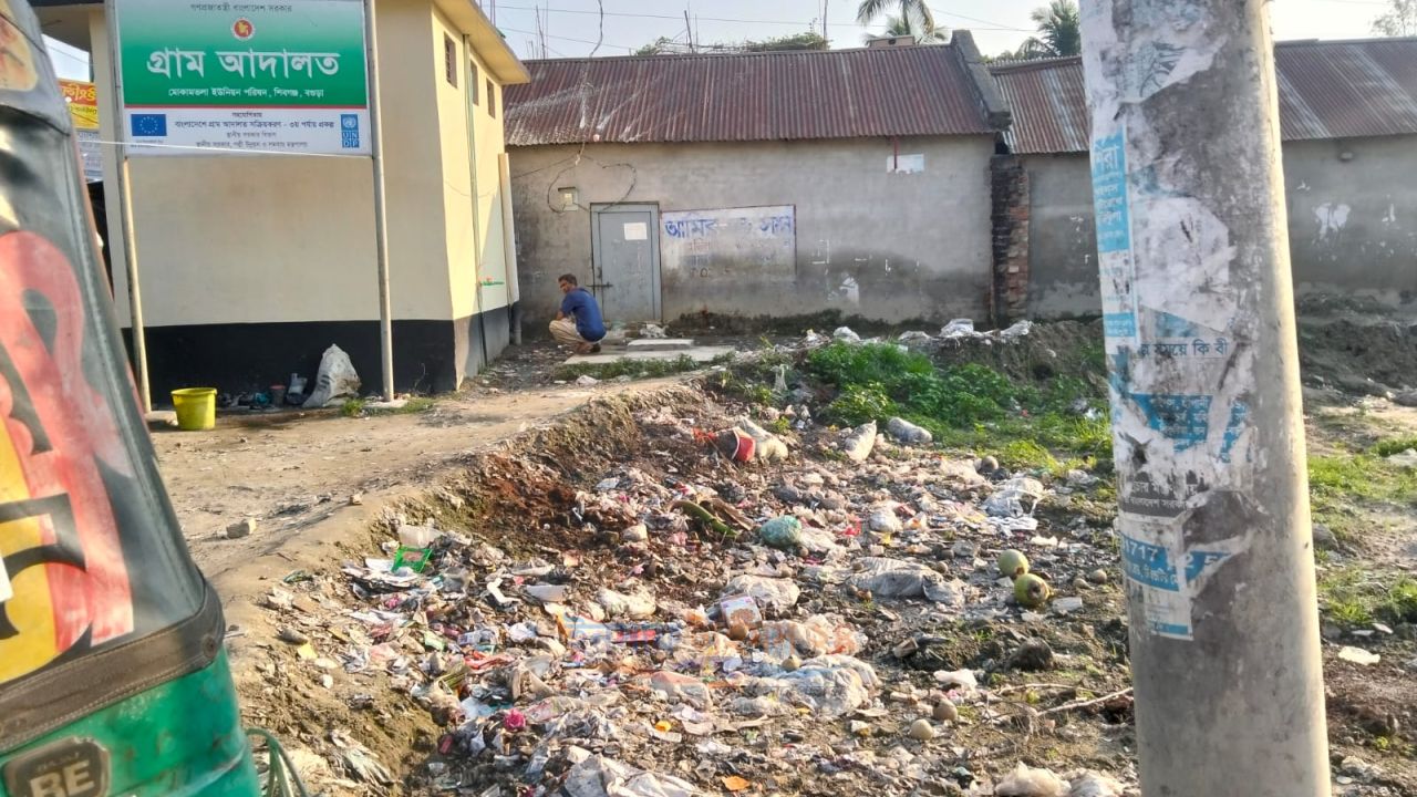 মোকামতলায় নতুন গণশৌচাগার নির্মিত হলেও চালু হয়নি, দুর্গন্ধে অতিষ্ঠ মুসল্লি ও পথচারীরা