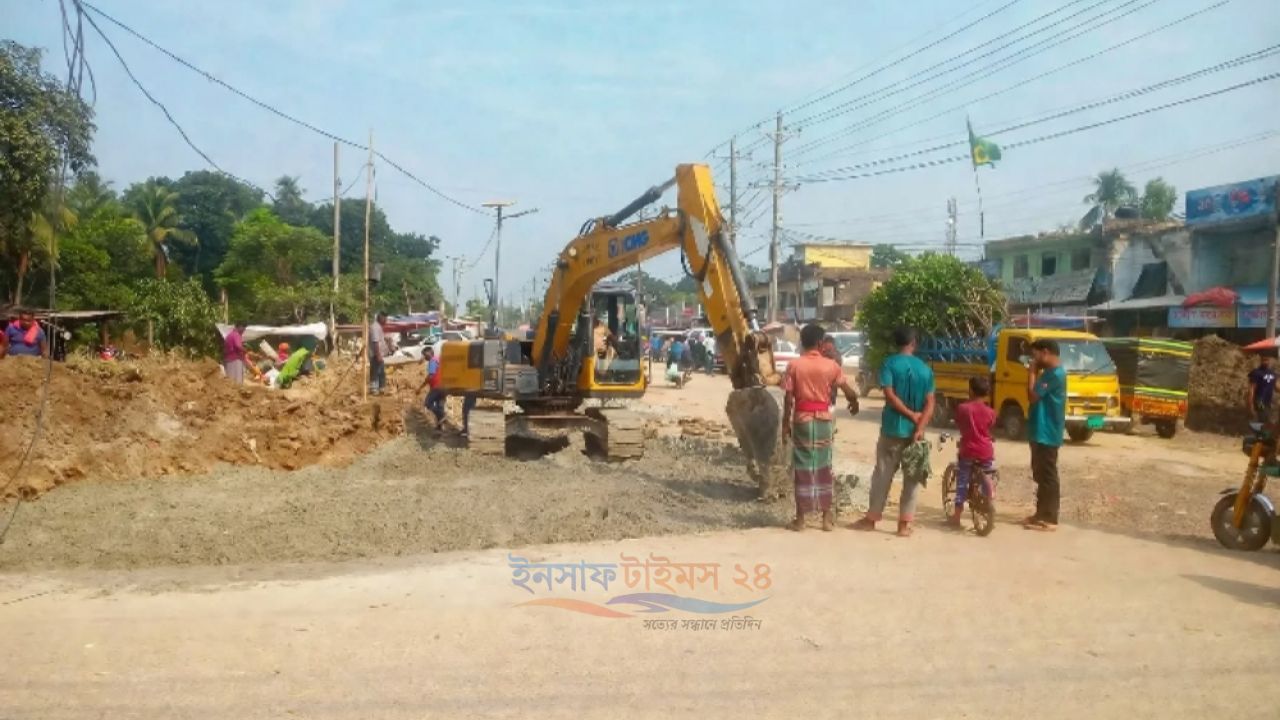 শ্যামনগরে বদলে যাচ্ছে সড়ক চিত্র: সাতক্ষীরা-শ্যামনগর মহাসড়কে গোলচত্বরের নির্মাণ কাজ চলমান, দুর্নীতিমুক্ত কাজের দাবি এলাকাবাসীর।