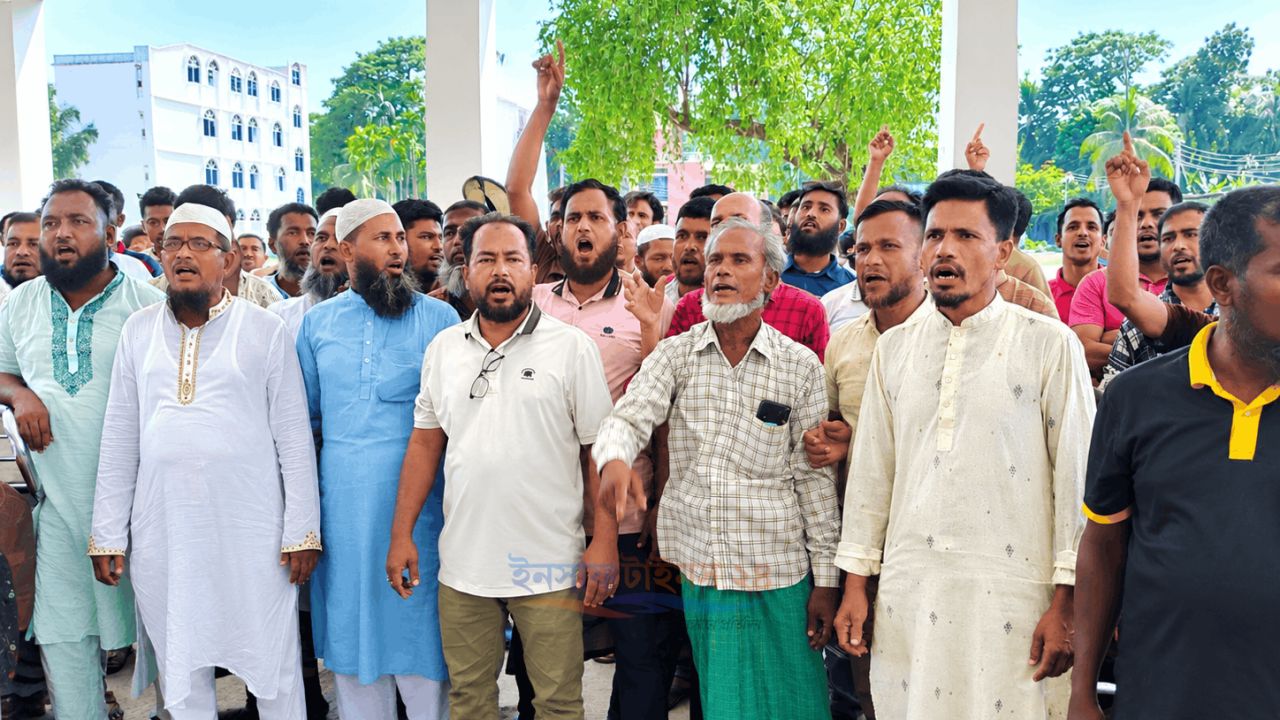 মনপুরায় ইউএনওর ভিটি বরাদ্দের প্রতিবাদে ব্যবসায়ীদের বিক্ষোভ, সমর্থন উপজেলা বিএনপির