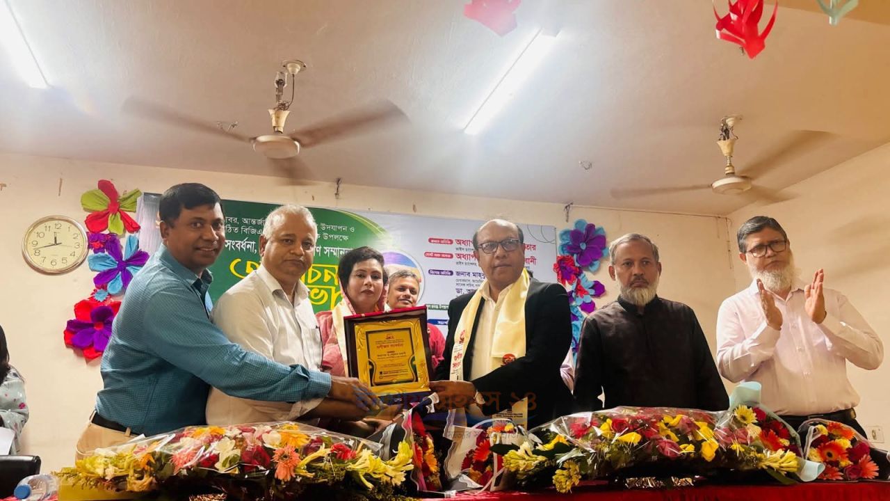 প্রবীণ দিবসে নোবিপ্রবি উপাচার্যকে সংবর্ধনা